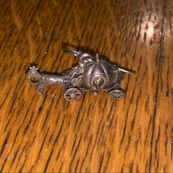 Mini pumpkin carriage earrings - Picture 7 of 8